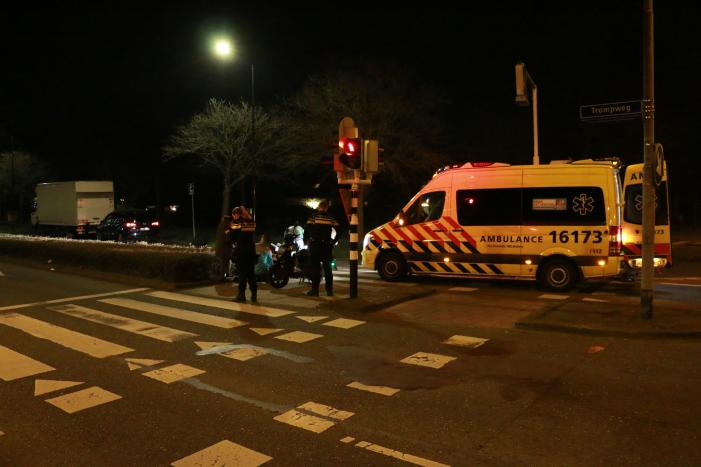 Bezorgbrommer komt ten val, bestuurder raakt gewond