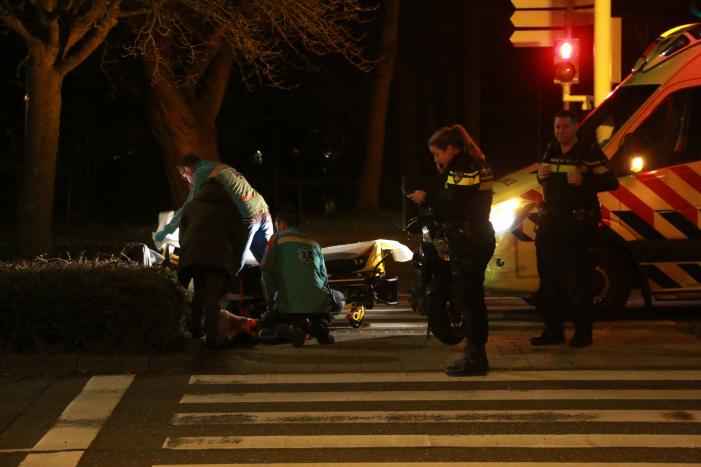 Bezorgbrommer komt ten val, bestuurder raakt gewond