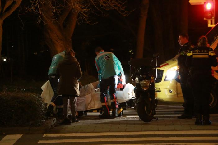 Bezorgbrommer komt ten val, bestuurder raakt gewond