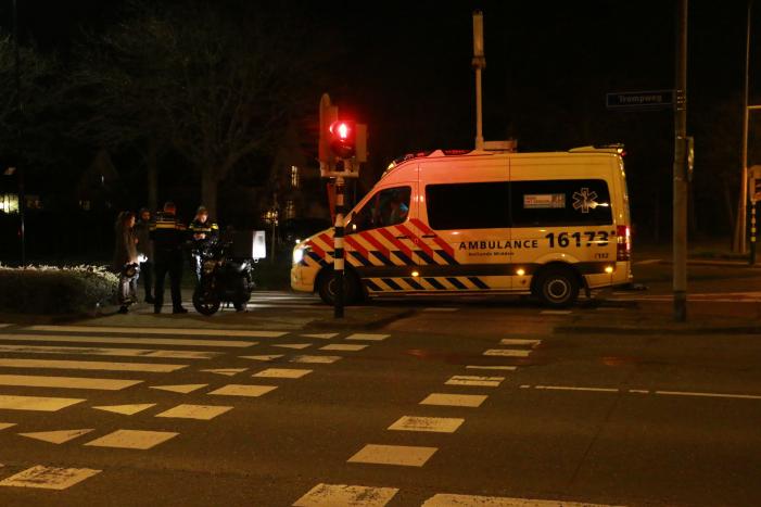 Bezorgbrommer komt ten val, bestuurder raakt gewond