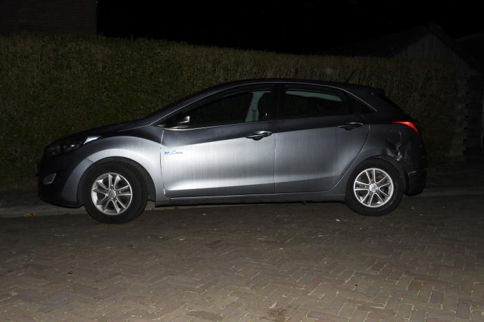 Automobilist ramt geparkeerde auto's