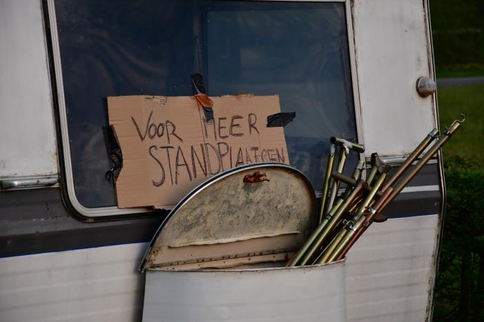 Handhaving sleept caravan met protesttekst weg van parkeerterrein gemeentewerf
