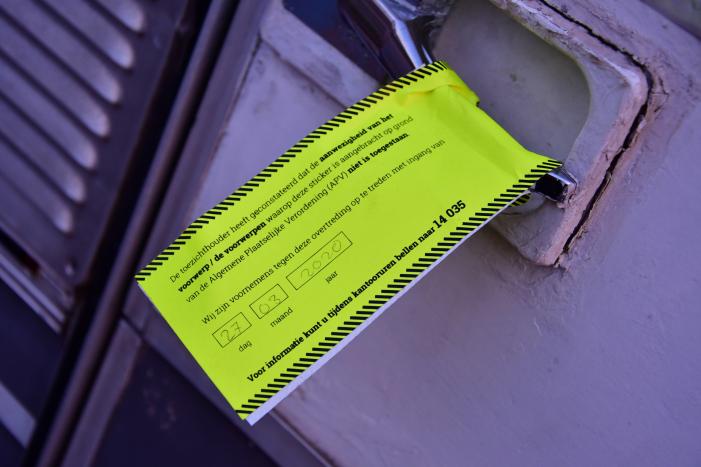 Handhaving sleept caravan met protesttekst weg van parkeerterrein gemeentewerf