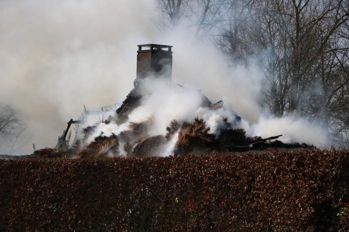 Rieten kap gaat in vlammen op