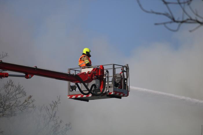 Rieten kap gaat in vlammen op