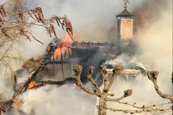 Woning met rieten kap gaat in vlammen op
