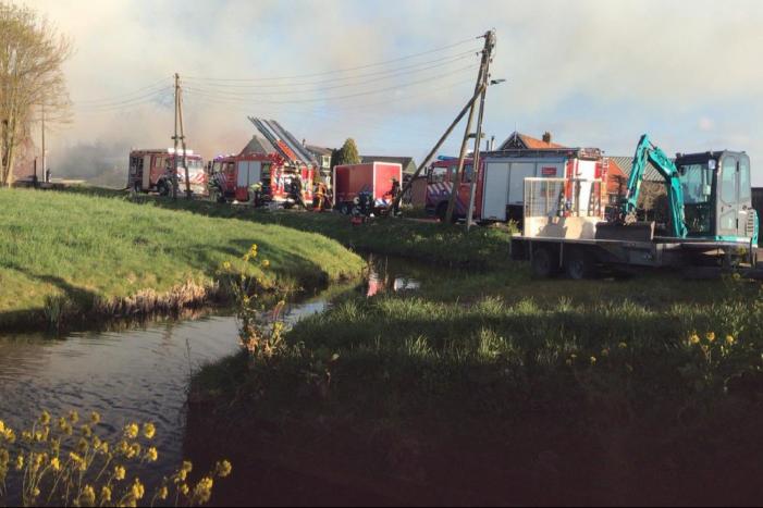 Woning met rieten kap gaat in vlammen op