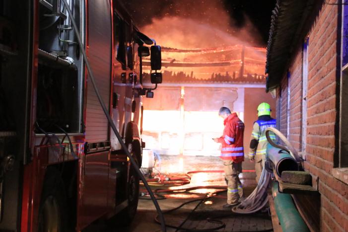 Grote brand in loods varkenshouderij