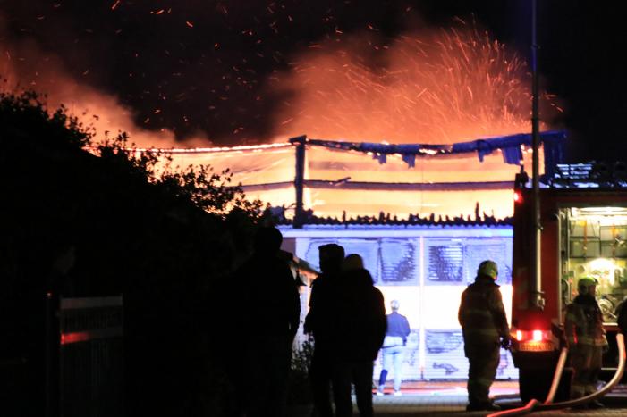 Grote brand in loods varkenshouderij