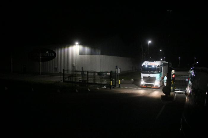 Meerdere personen nagekeken na vloeistoflekkage bij Farm Frites