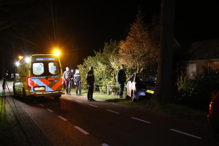 Bestuurder gewond na botsing met boom