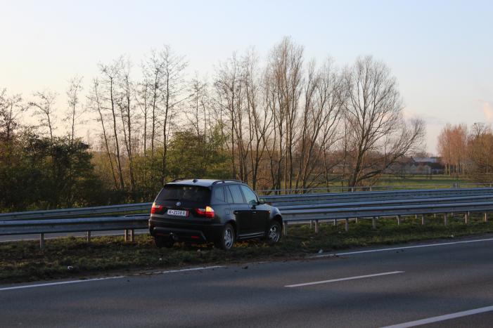 Bestuurder komt met schrik vrij na klapper tegen vangrail