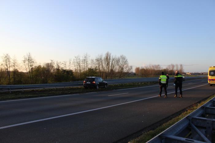 Bestuurder komt met schrik vrij na klapper tegen vangrail