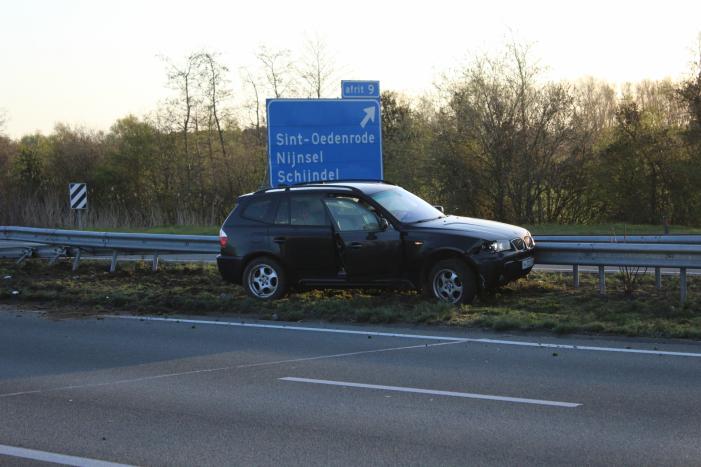 Bestuurder komt met schrik vrij na klapper tegen vangrail