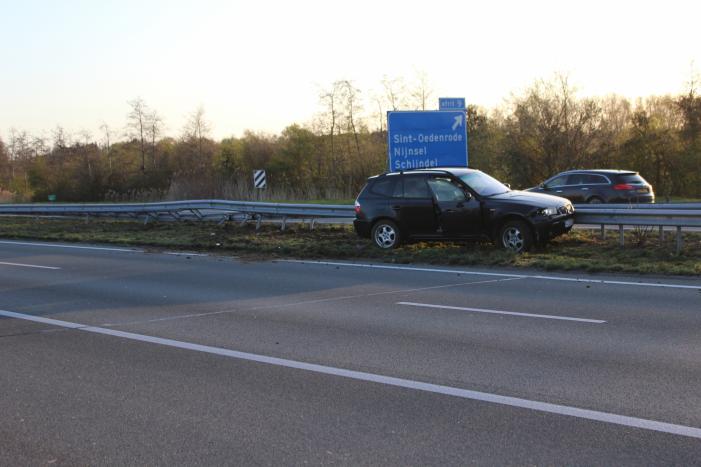 Bestuurder komt met schrik vrij na klapper tegen vangrail