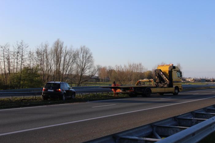 Bestuurder komt met schrik vrij na klapper tegen vangrail
