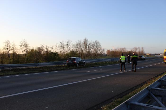 Bestuurder komt met schrik vrij na klapper tegen vangrail