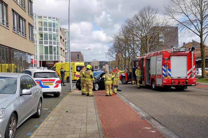 Auto knalt op lantaarnpaal
