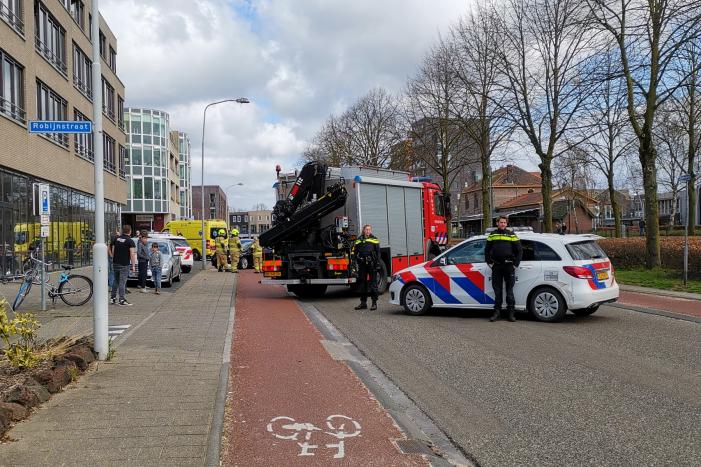 Auto knalt op lantaarnpaal