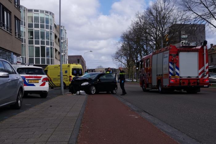 Auto knalt op lantaarnpaal