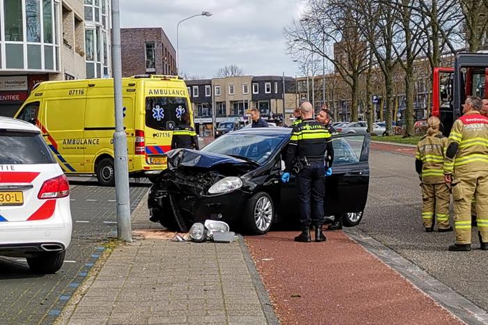 Auto knalt op lantaarnpaal