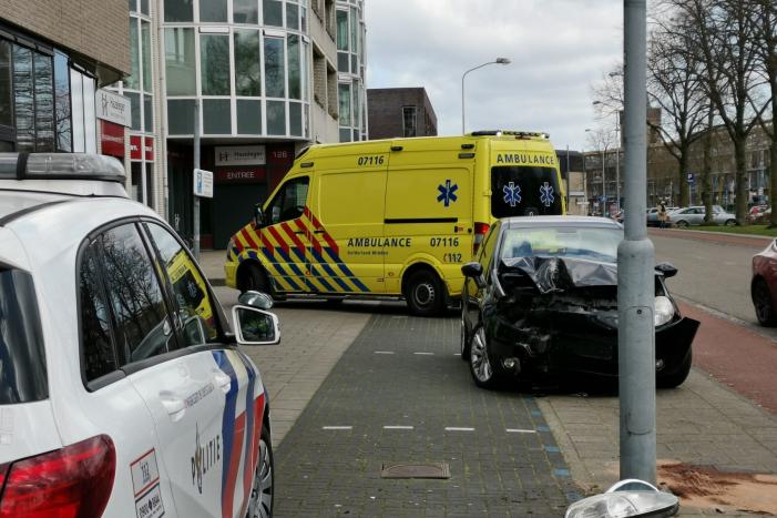 Auto knalt op lantaarnpaal