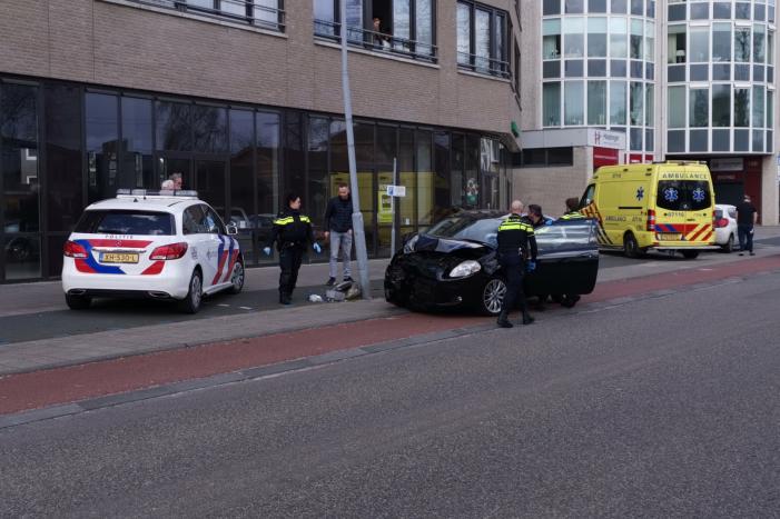 Auto knalt op lantaarnpaal
