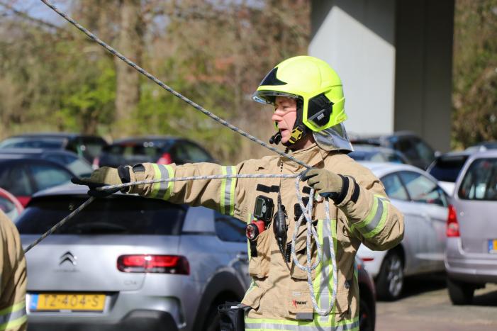 Grote tak dreigt op geparkeerde auto's te vallen