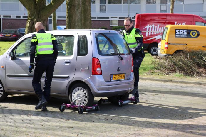 Grote tak dreigt op geparkeerde auto's te vallen