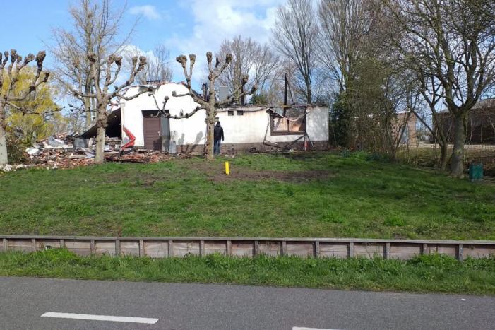 Day after: grote brand woning met rieten kap