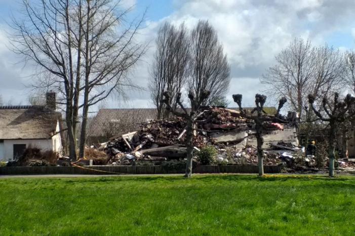 Day after: grote brand woning met rieten kap