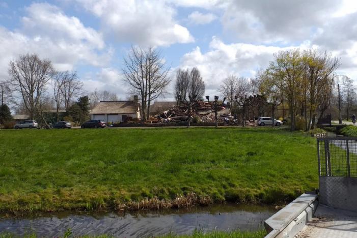 Day after: grote brand woning met rieten kap