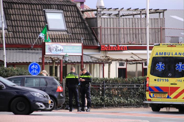 Wielrenner gaat onderuit na botsing met auto