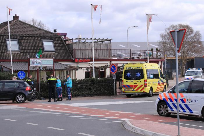 Wielrenner gaat onderuit na botsing met auto