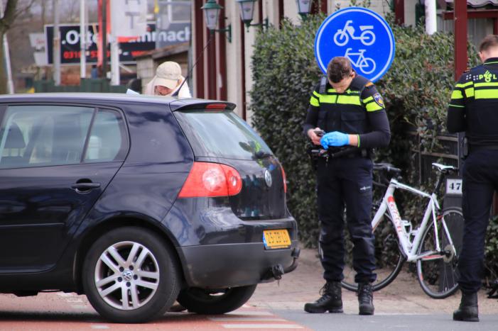 Wielrenner gaat onderuit na botsing met auto