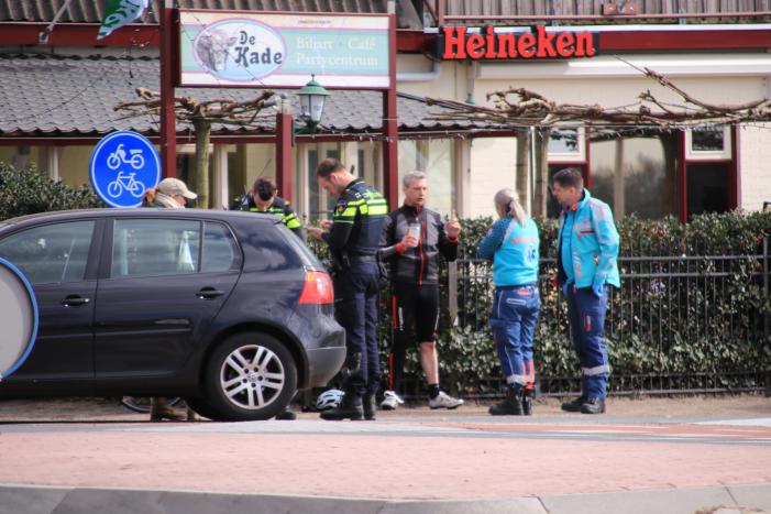 Wielrenner gaat onderuit na botsing met auto