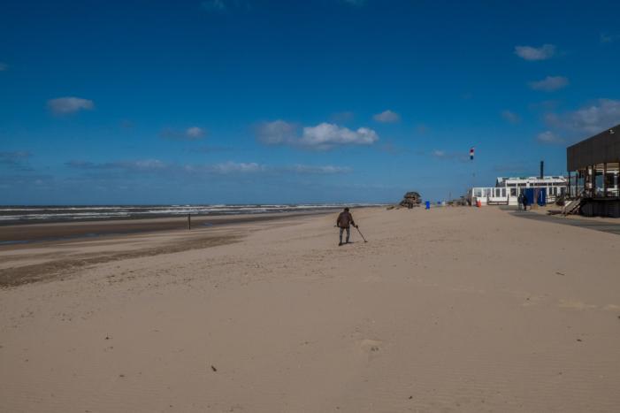 Leeg strand na oproep thuis te blijven