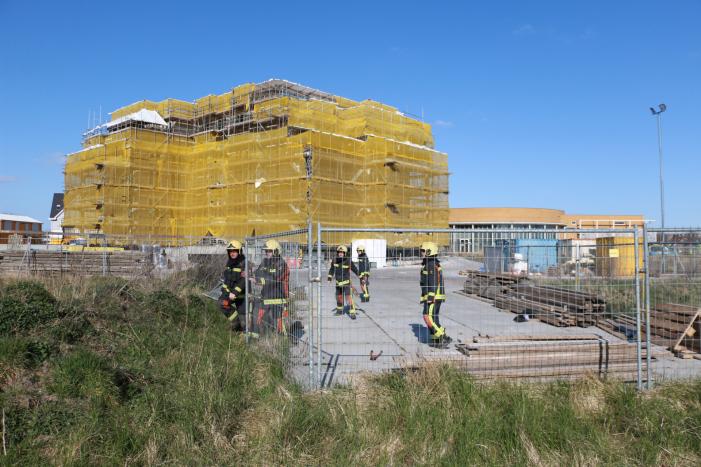 Stuk natuur achter bouwterrein in brand gestoken