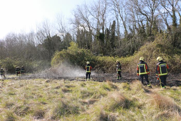 Stuk natuur achter bouwterrein in brand gestoken
