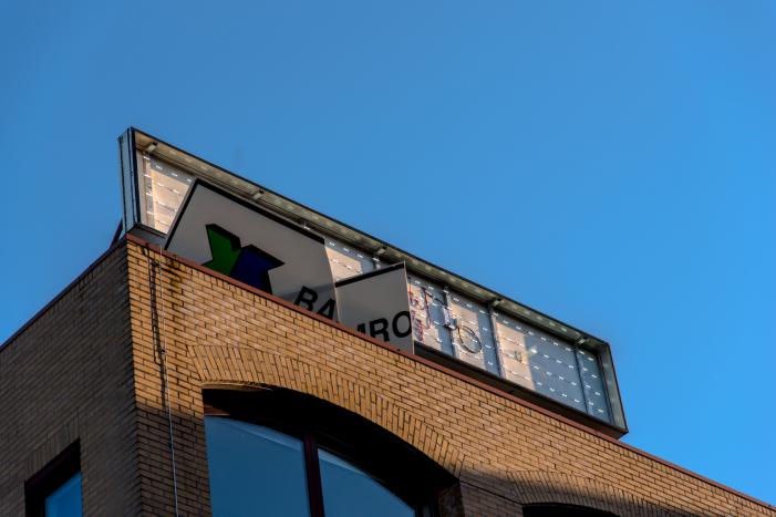 Brandweer verwijdert losgewaaid reclamebord