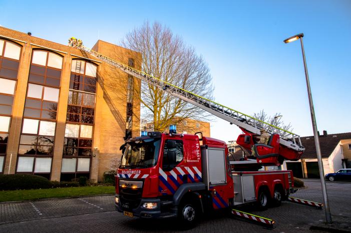 #Rhoon Brandweer verwijdert losgewaaid reclamebord Ravelstraat Rhoon.