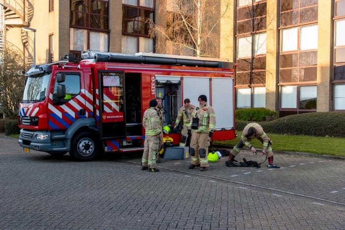 Brandweer verwijdert losgewaaid reclamebord