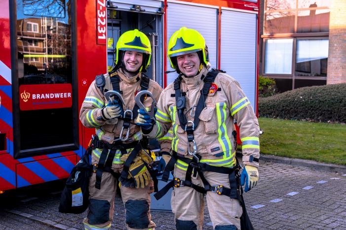 Brandweer verwijdert losgewaaid reclamebord