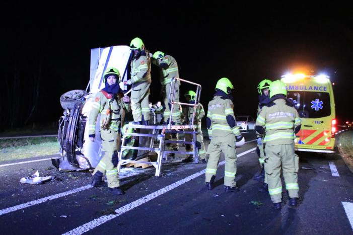 Automobilist belandt op zijn kant