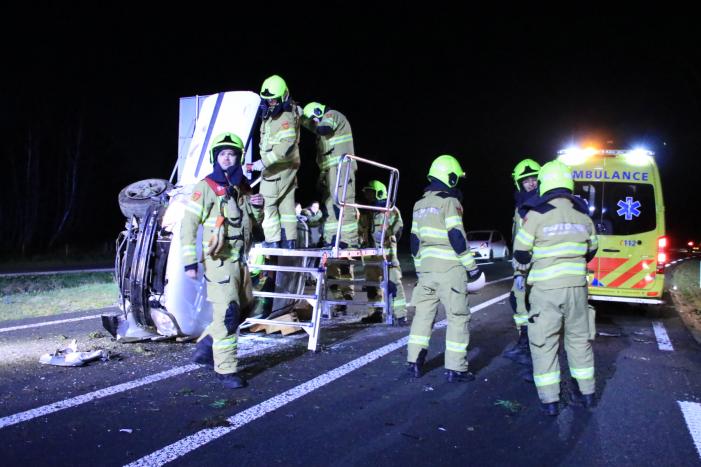 Automobilist belandt op zijn kant