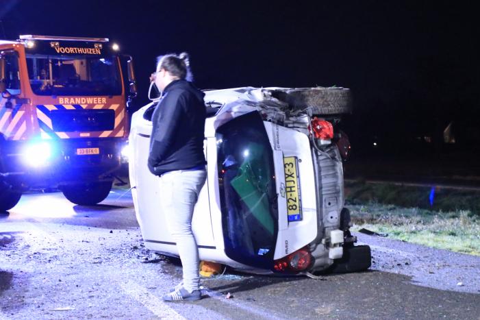 Automobilist belandt op zijn kant