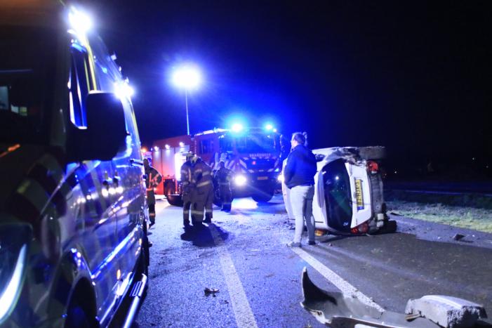 Automobilist belandt op zijn kant