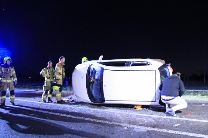 Automobilist belandt op zijn kant