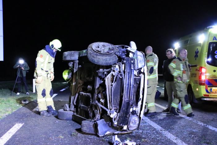 Automobilist belandt op zijn kant