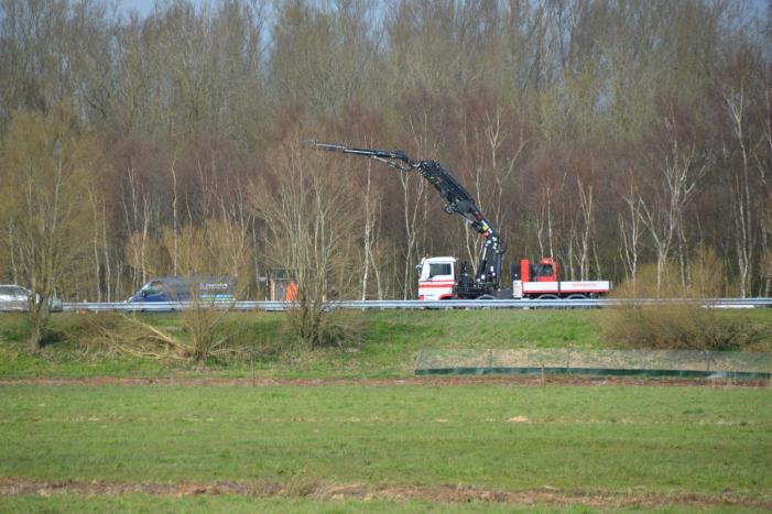 Vrachtwagen komt in botsing met bestelbus